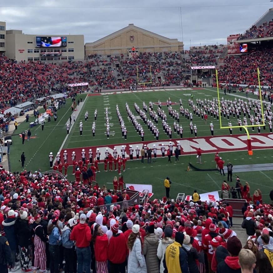 Football-Stadion der University of Wisconsin Blick ins vollbesetzte Football-Stadion der University of Wisconsin während einer Zeremonie vor einem Spiel.